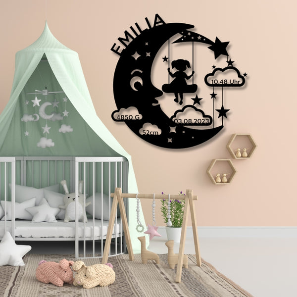Personalisiertes Geburtsschild für Mädchen – Halbmond mit Kind auf Schaukel, aus pulverbeschichtetem Stahl oder Edelstahl, mit Name, Uhrzeit, Größe & Gewicht.
