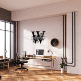 Personalisiertes Monogramm aus Metall – mit großem Buchstaben und herausgelasertem Namen. Wanddeko aus Stahl oder Edelstahl, individuell gestaltet.