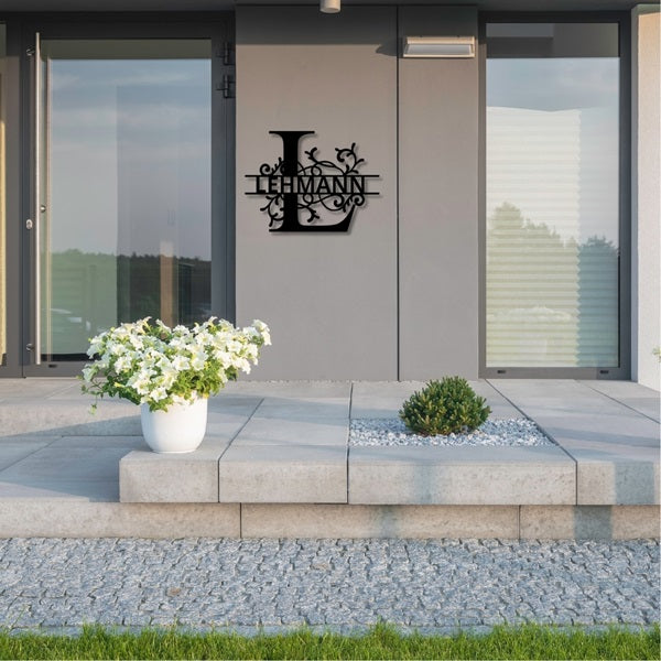 Personalisiertes Monogramm aus Metall – mit großem Buchstaben und herausgelasertem Namen. Wanddeko aus Stahl oder Edelstahl, individuell gestaltet.