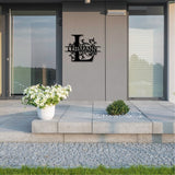 Personalisiertes Monogramm aus Metall – mit großem Buchstaben und herausgelasertem Namen. Wanddeko aus Stahl oder Edelstahl, individuell gestaltet.