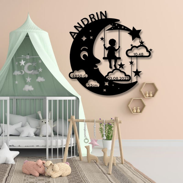 Personalisiertes Geburtsschild für Jungen – Halbmond mit Kind auf Schaukel, aus pulverbeschichtetem Stahl oder Edelstahl, mit Name, Uhrzeit, Größe & Gewicht.