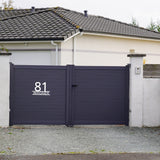 Personalisierbares Hausschild aus Stahl oder Edelstahl mit Strassennamen, Hausnummer & Familiennamen. Hochwertige Wanddeko für Aussenbereich.